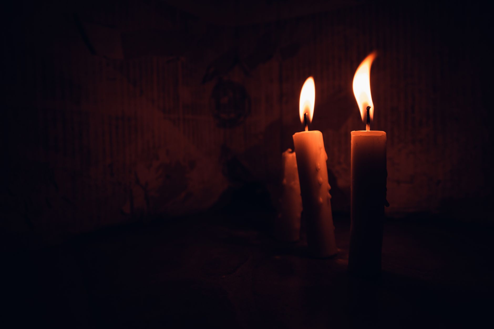 Hořící rituální svíce ve tmě