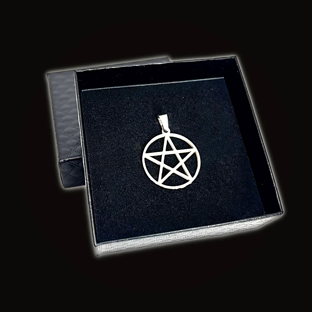 Konstruktivní pentagram v černé dárkové krabičce připravený k předání