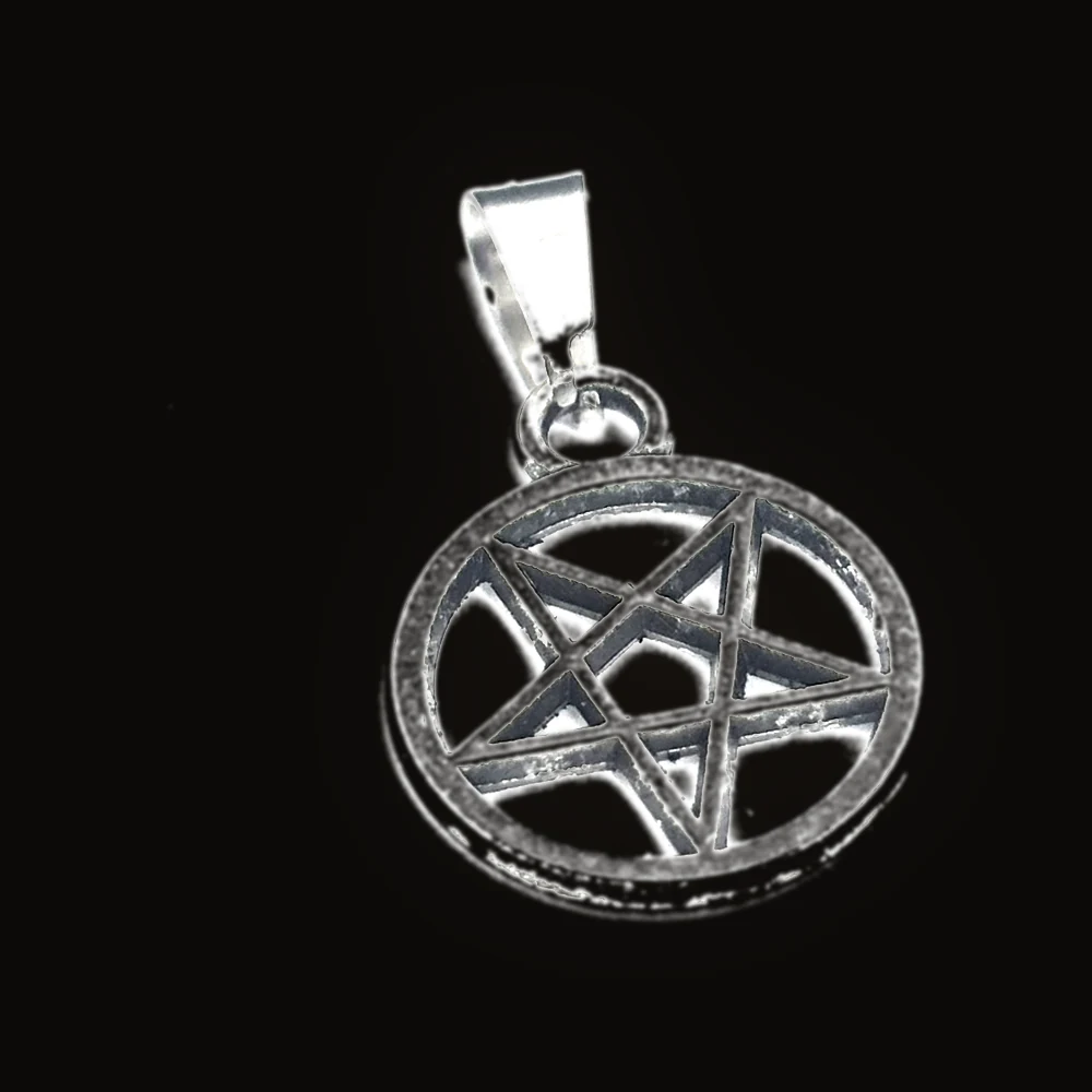 Detail menší varianty exekutivního pentagramu – dva cípy vzhůru