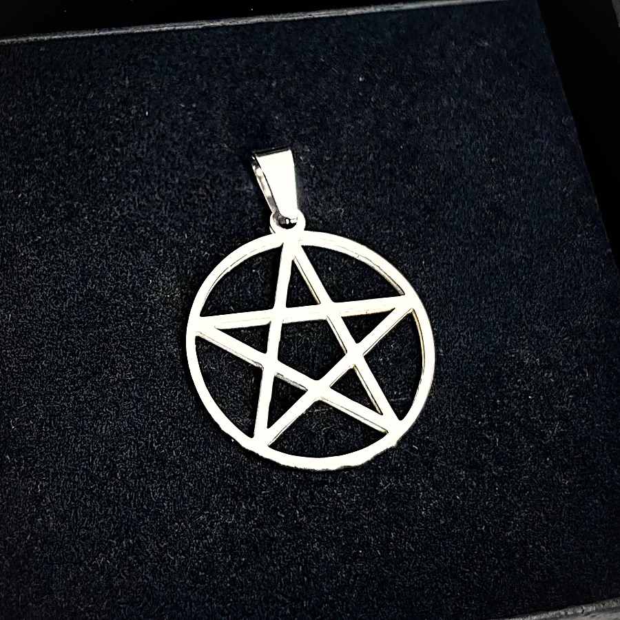 Konstruktivní pentagram uložený na sametu v dárkové krabičce