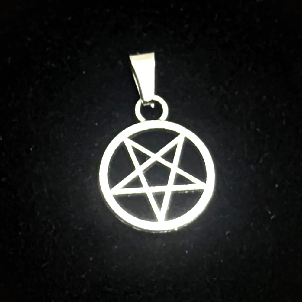 Exekutivní pentagram menší varianty 1,3 cm v dárkové krabičce – dva cípy vzhůru
