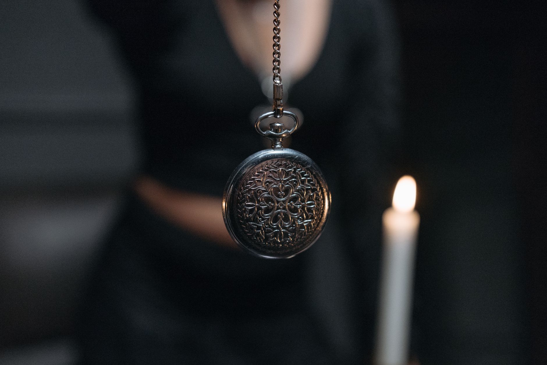 Kovový talisman na řetízku