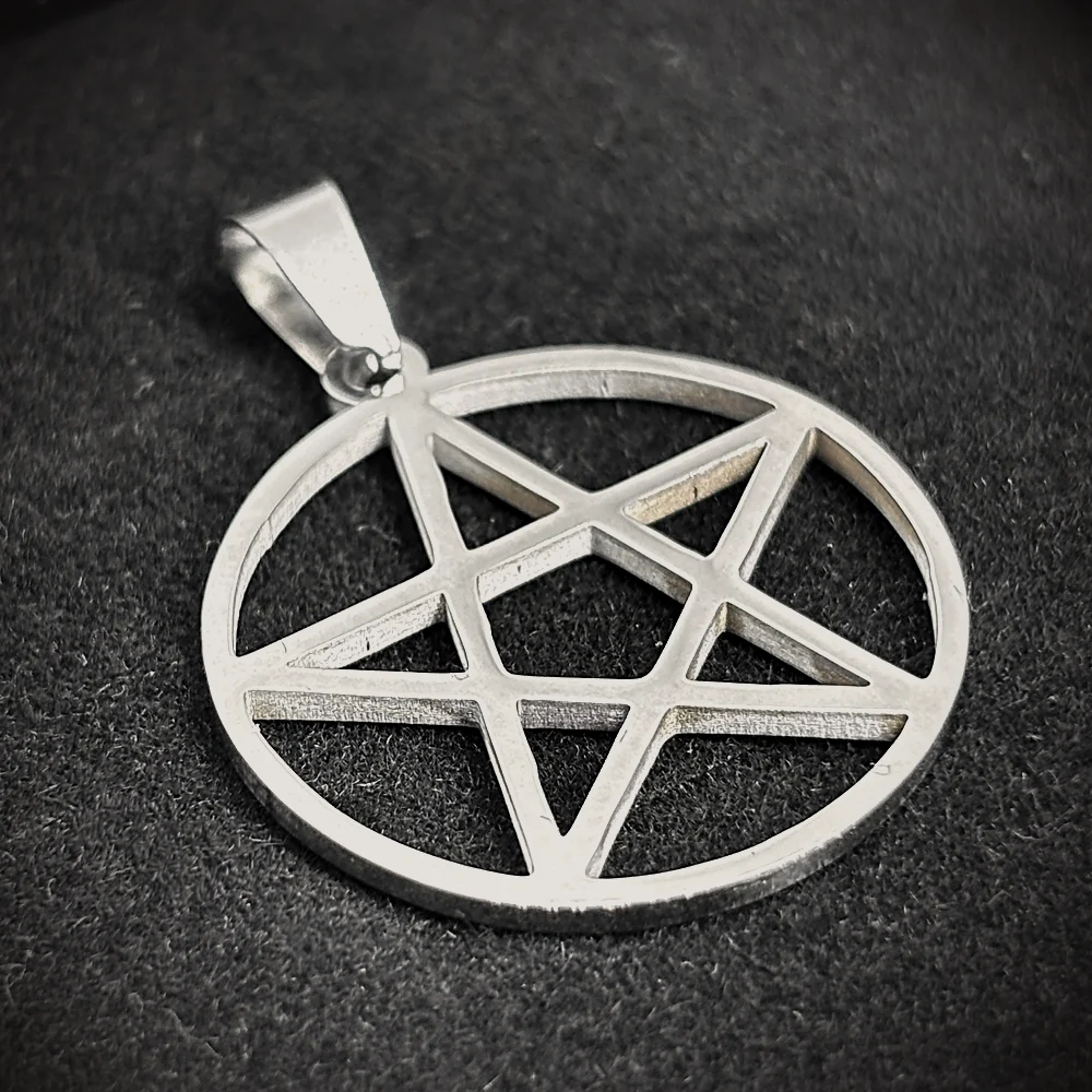 Konstruktivní pentagram z chirurgické oceli na černém sametu – jeden cíp vzhůru